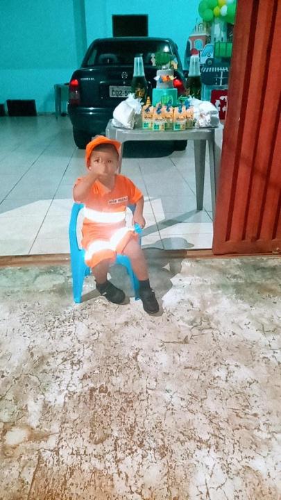 Foto 6 de 8 — Garotinho de 3 anos comemora festa de aniversário homenageando coletores de lixo